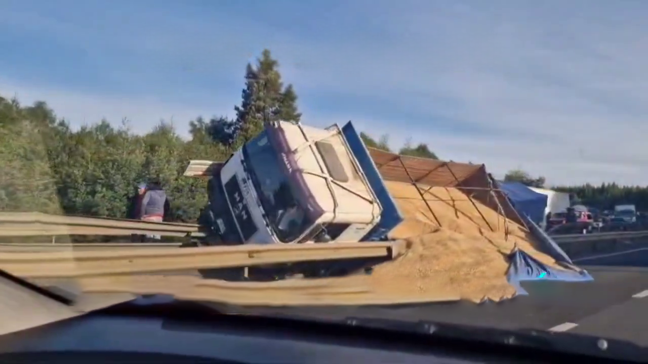 Accidente de tránsito en Ruta 5 Sur, Freire: dos camiones colisionan y uno vuelca