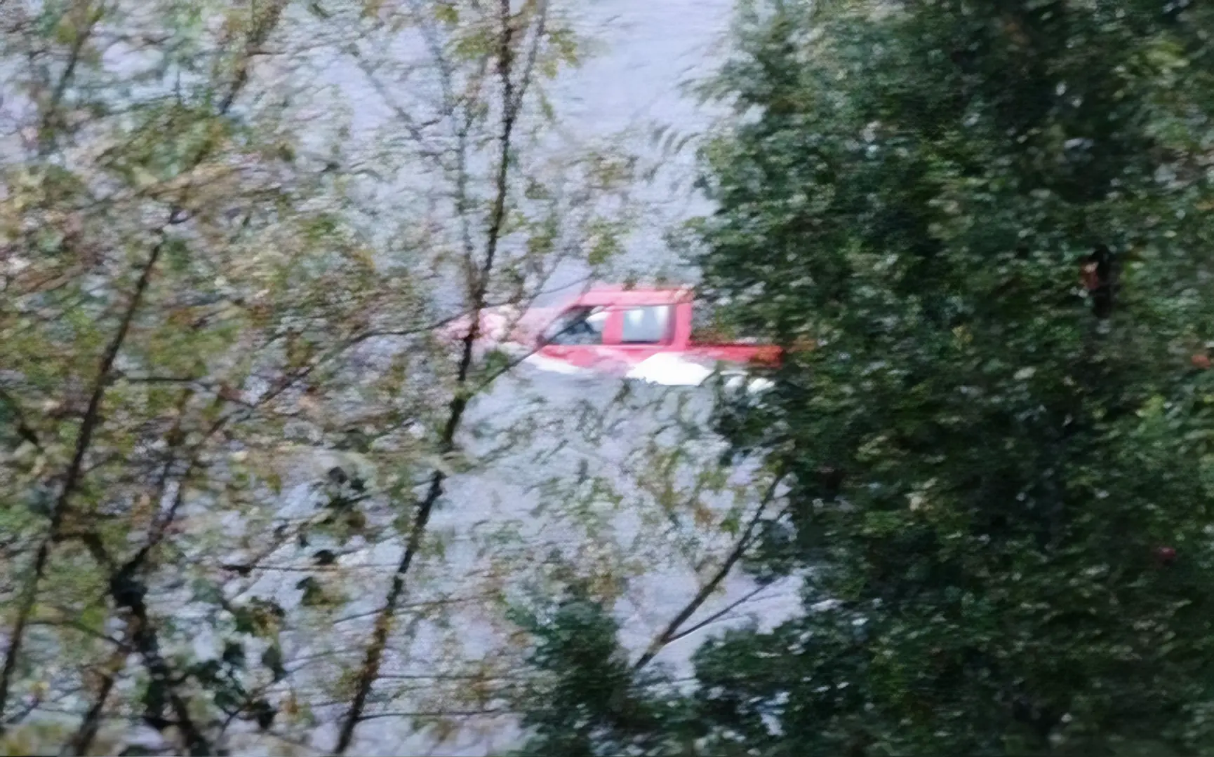 Camioneta cae al río Toltén: Ocupantes fueron rescatados