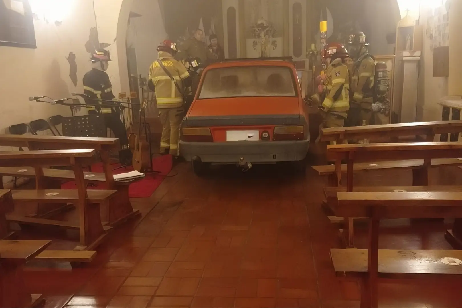 Hombre choca auto contra altar de iglesia en O’Higgins
