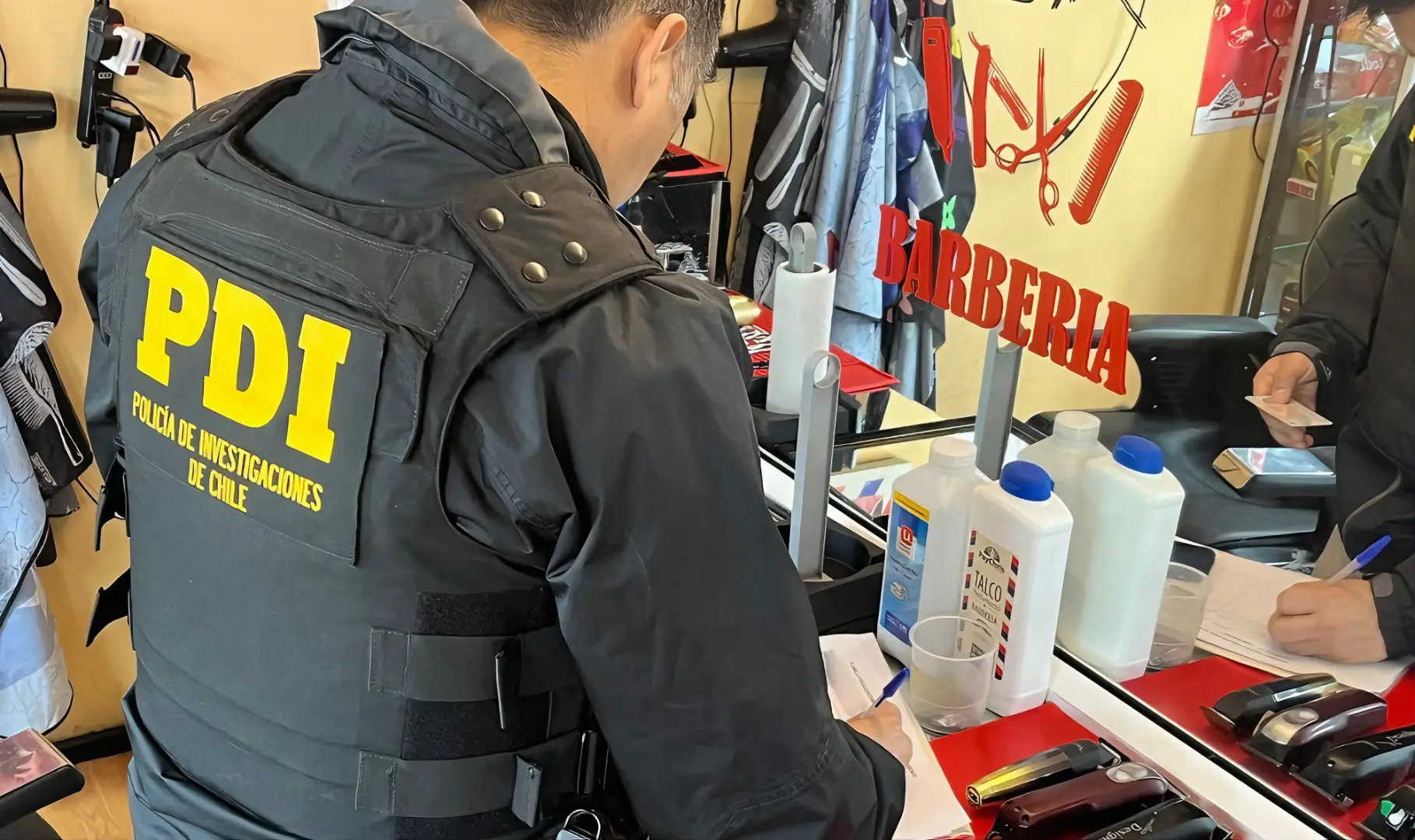 Fiscalización a barberías en Temuco detecta a extranjeros irregulares
