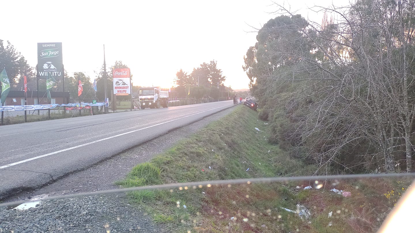 Automóvil cae a zanja en la ruta Villarrica Freire, sector Eltume. Se investigan las causas del accidente.