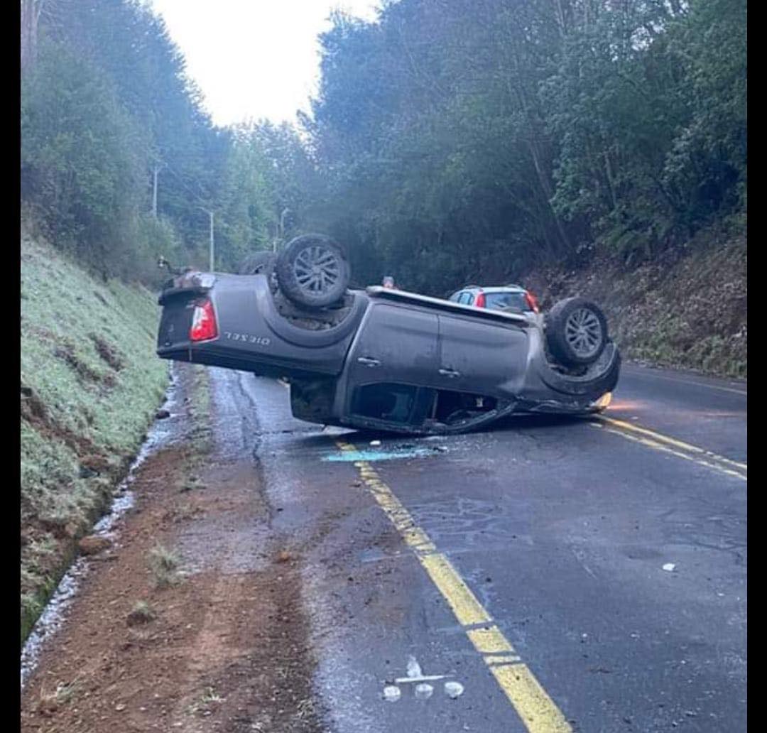 Accidente vehicular por volcamiento en ruta Villarrica - Licanray: Presencia de hielo en la calzada