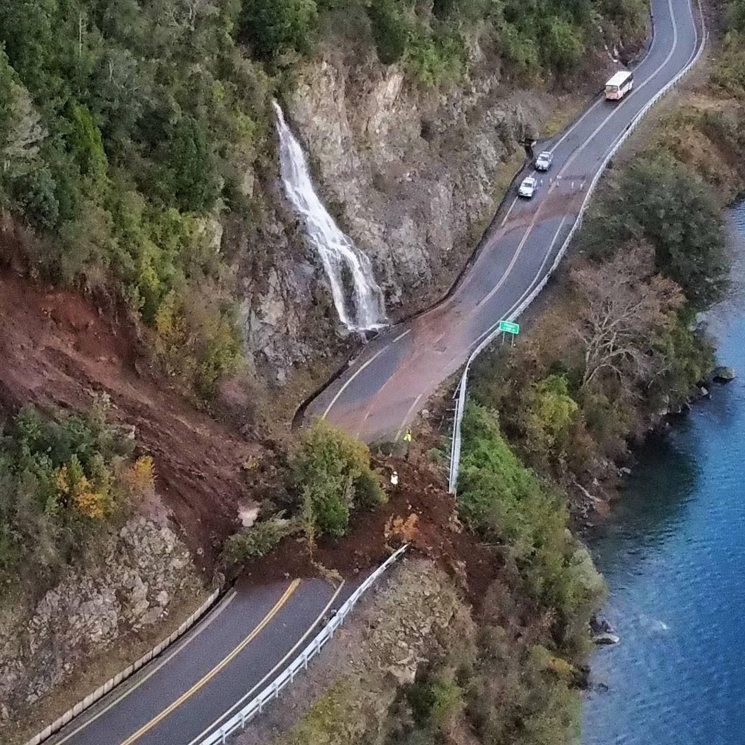 Ruta Coñaripe - Panguipulli cerrada por deslizamiento de tierra. Autoridades trabajan para despejar la vía. Evite la zona