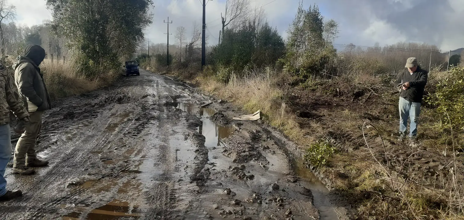 Camino al Pirao Villarrica Lluvias: Intensas lluvias dejan camino intransitable con baches y socavones, generando preocupación en la comunidad.