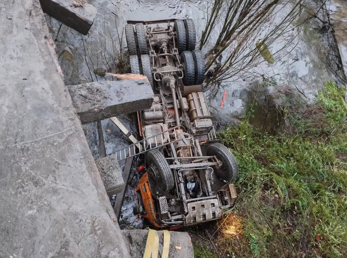 Conductor es rescatado luego de accidente en el río Llollelhue