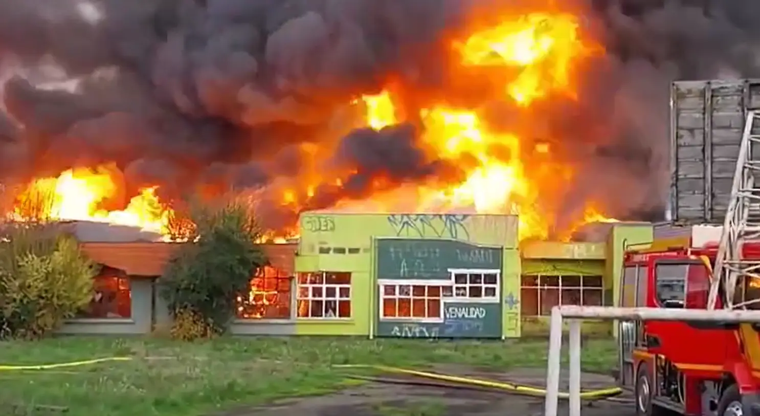 Más de 70 voluntarios combatieron el incendio en Temuco y evitaron la propagación del fuego.