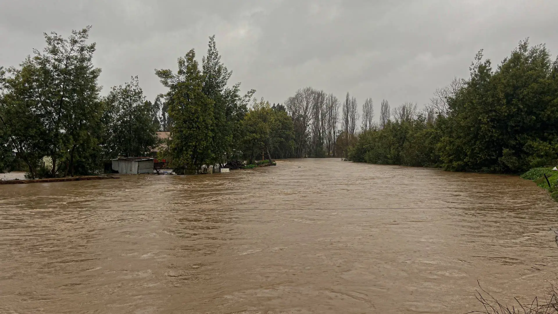 Pitrufquén: Socavón y aumento de caudal de canales mantienen en alerta a la alcaldesa