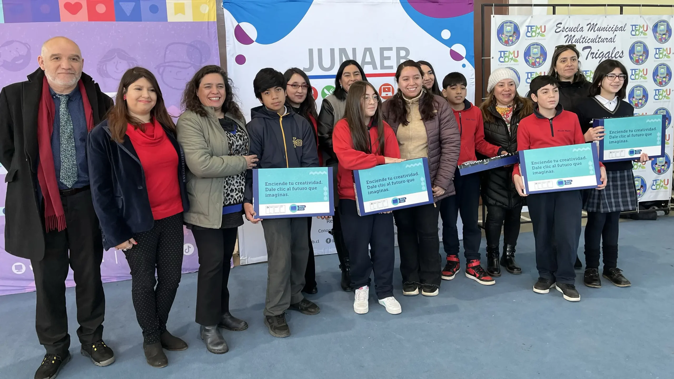 Comenzó la entrega de computadores del programa Becas TIC
