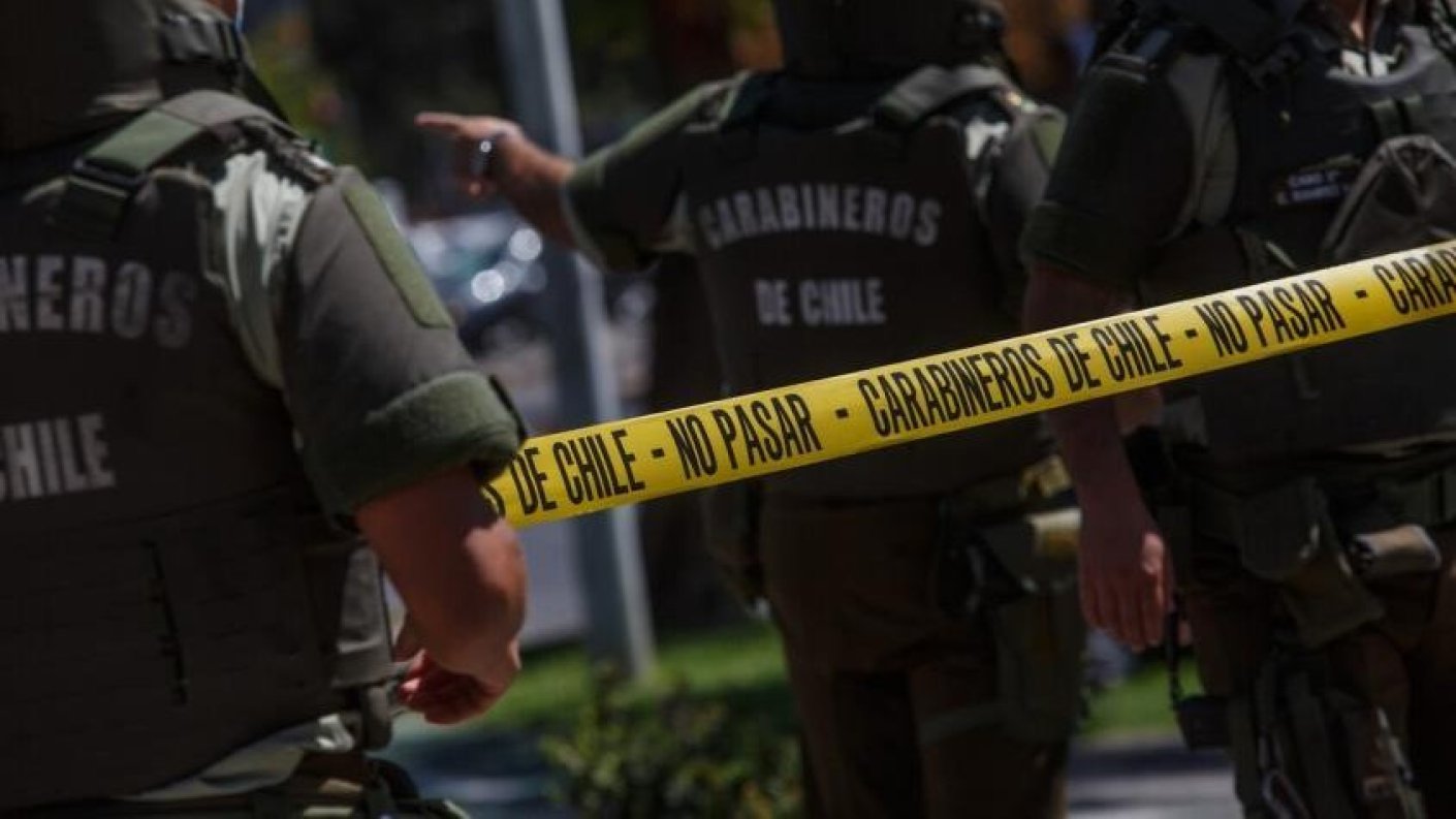 Referencial. Carabineros, armas, operativo, vehículo robado
