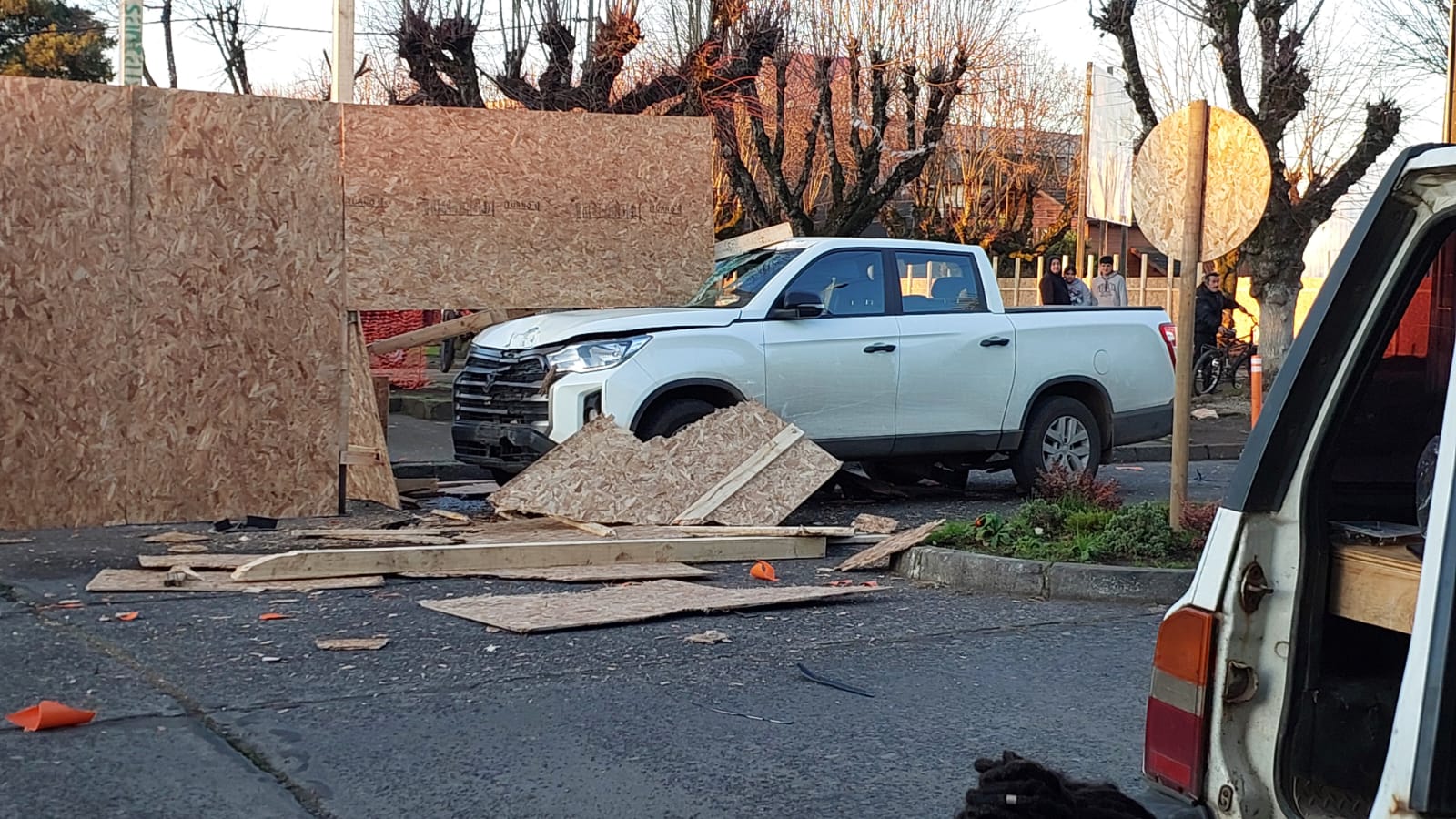Alcalde de Freire se refiere a accidente en plaza de Pitrufquén: "Le podía pasar a cualquiera"