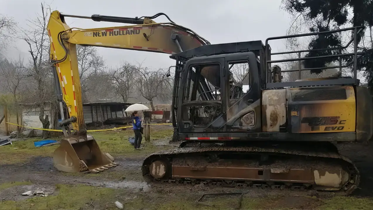 Ataque incendiario en Curacautín: excavadora destruida y lienzo de la RMM