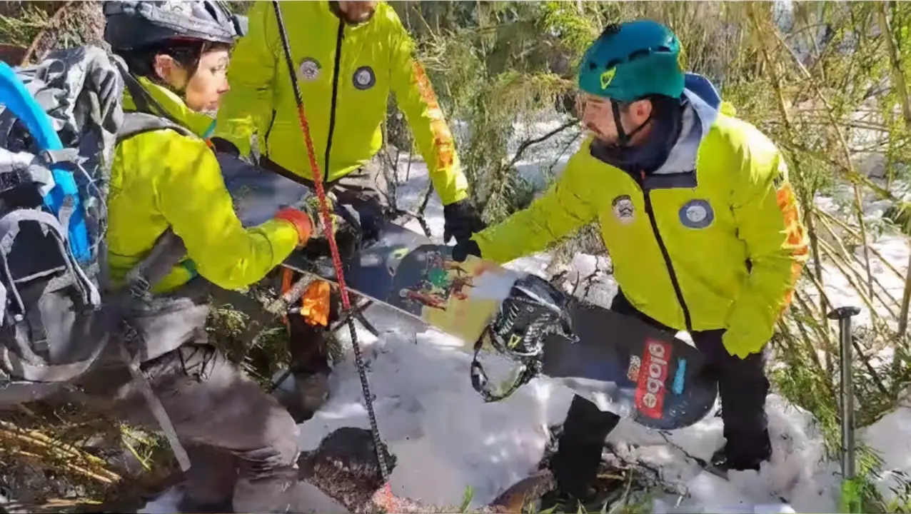 Intensifican búsqueda de Claudio Moreno en el volcán Villarrica tras encontar sus pertenencias