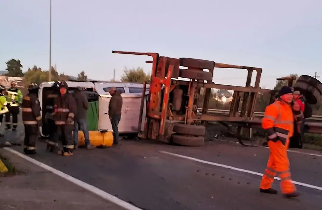 Accidente en Pitrufquén deja camión al interior del Estadio Municipal