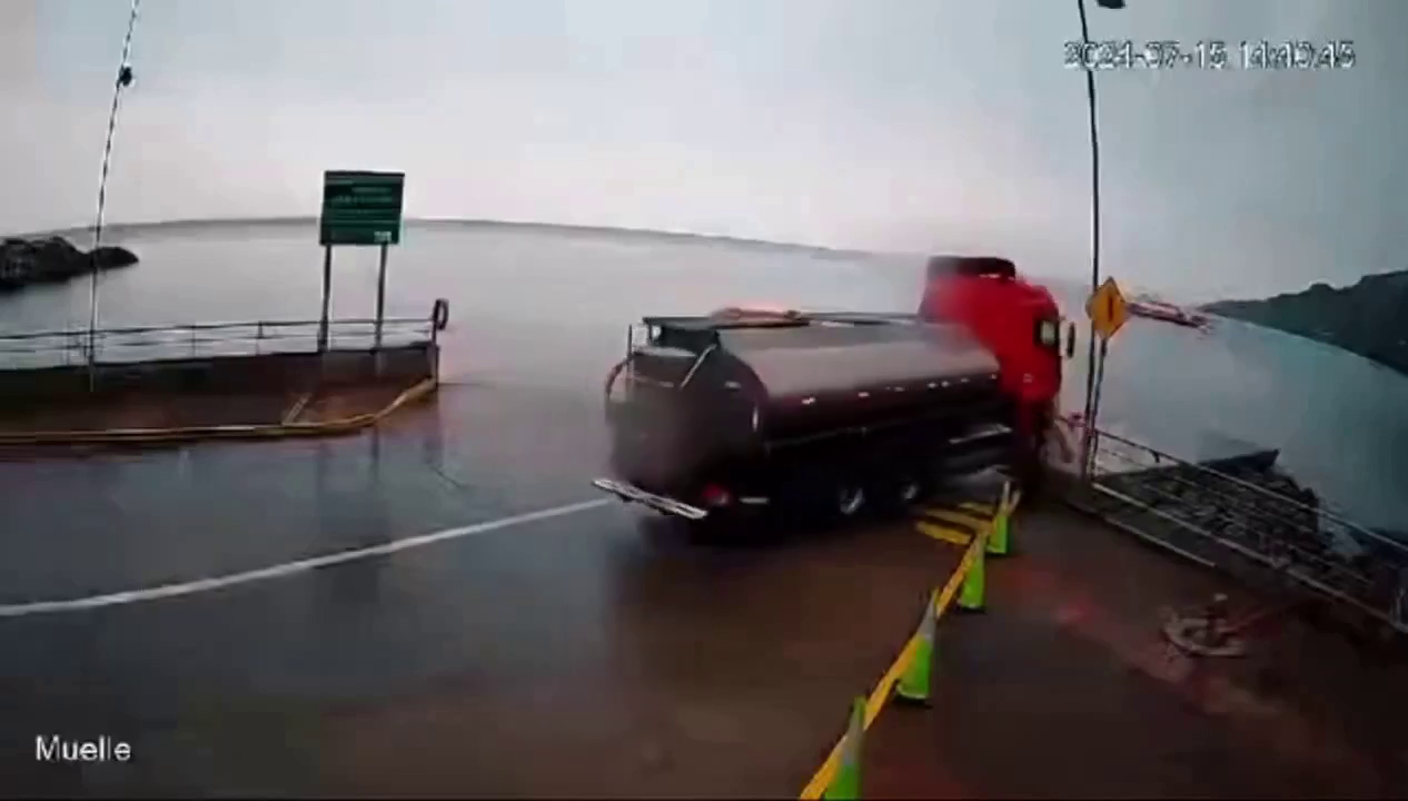 VIDEO: Camión cae al mar en Puerto Montt: Conductor ileso tras falla en los frenos