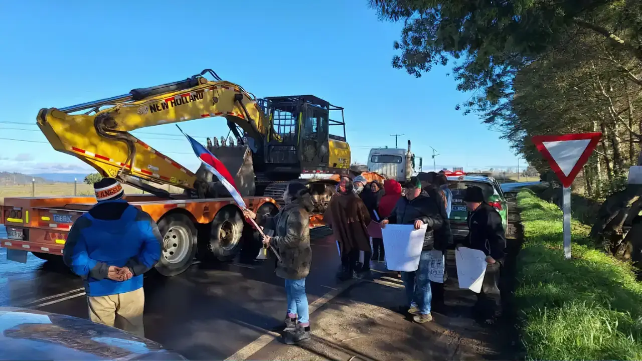 Vecinos de Allipén protestan en ruta Villarrica Freire por falta de avance en pavimentación de rutas