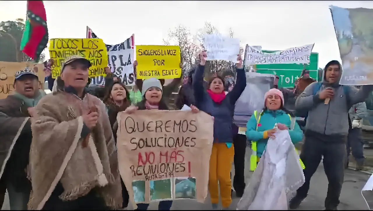 VIDEO: Vecinos de Freire y Toltén bloquean ruta en protesta por mal estado de los caminos
