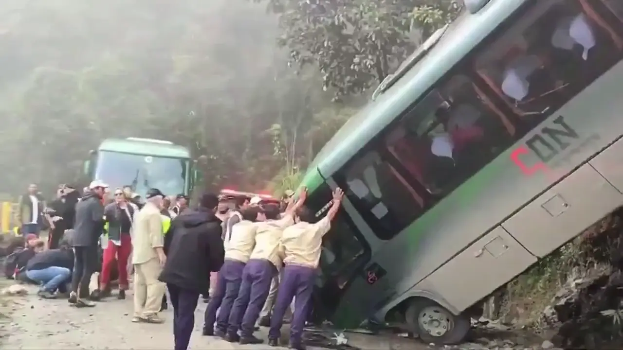 3 chilenas entre los heridos tras desbarrancamiento de bus en Machu Picchu