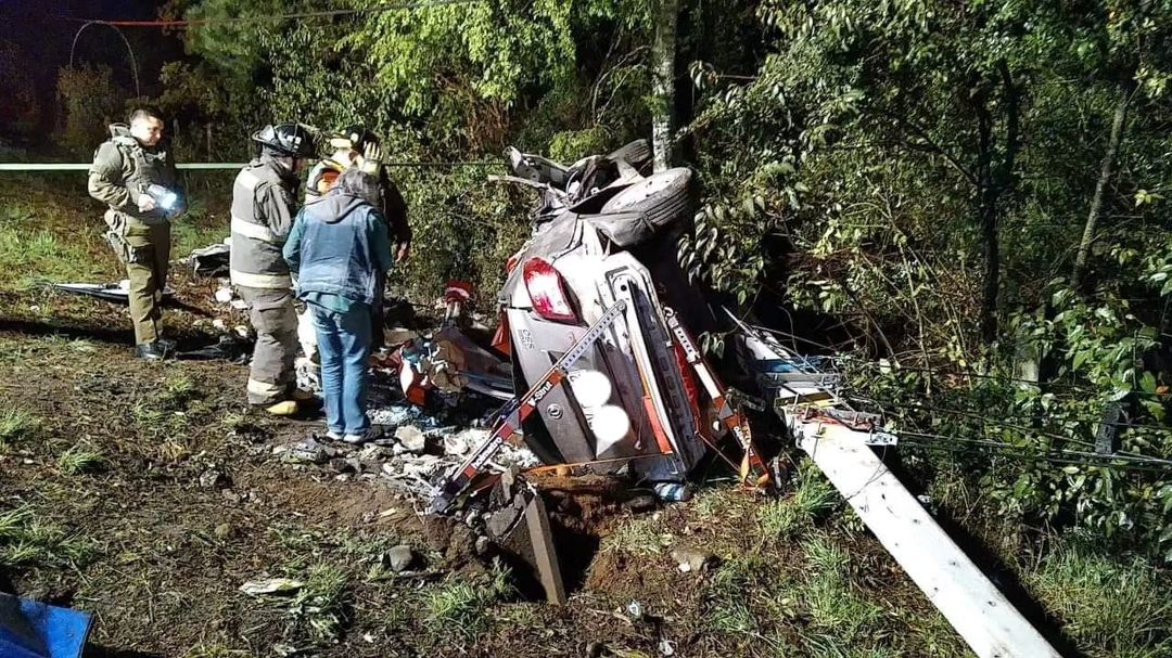 Con herramientas especializadas y gran pericia, lograron liberar a la mujer que se encontraba atrapada entre los fierros, producto del accidente.