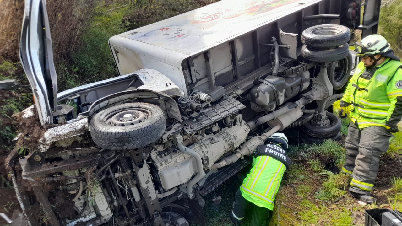 Accidente en Ruta Freire a Radal: Bomberos y SAMU atienden a tres lesionados