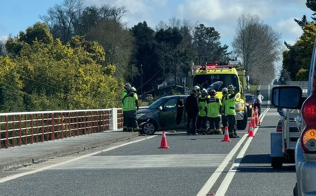 Accidente vehicular en puente Allipén interrumpe el tránsito en la ruta Freire-Villarrica