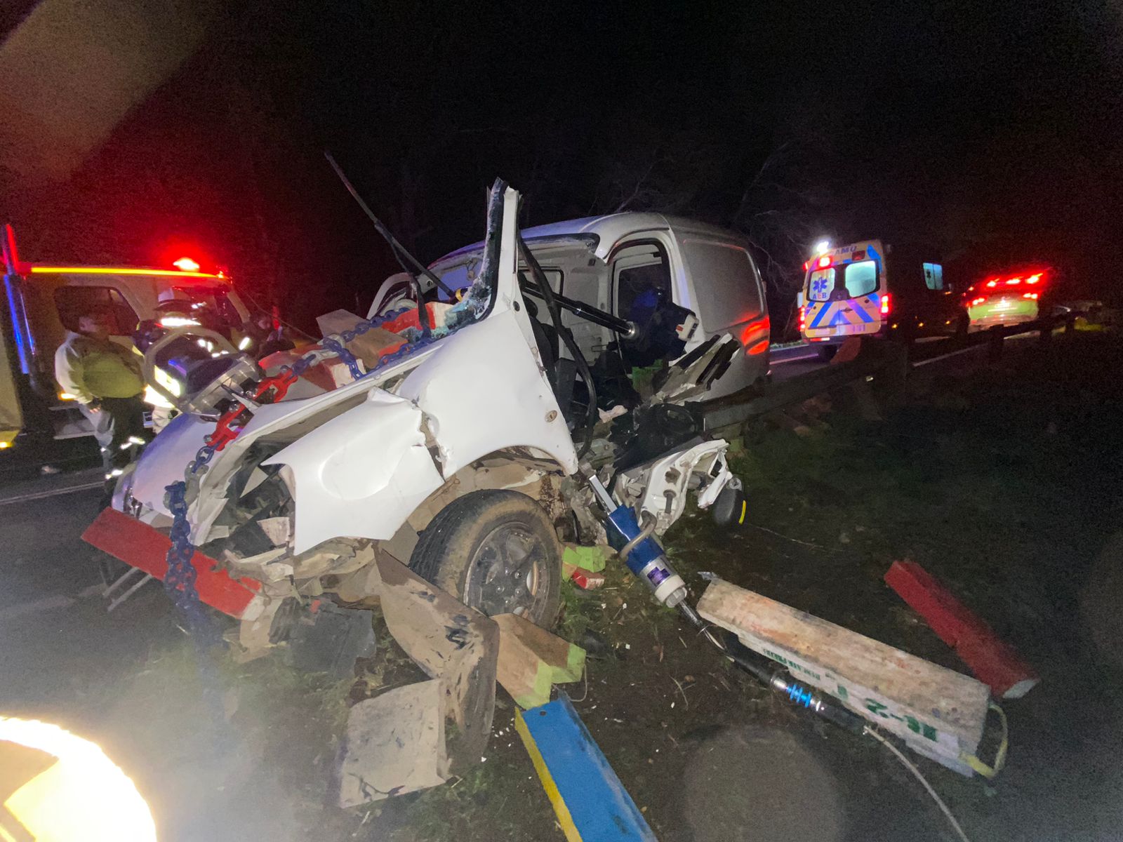 Bomberos rescataron a conductor que quedó atrapado en su vehículo tras un violento choque en la ruta Villarrica Freire