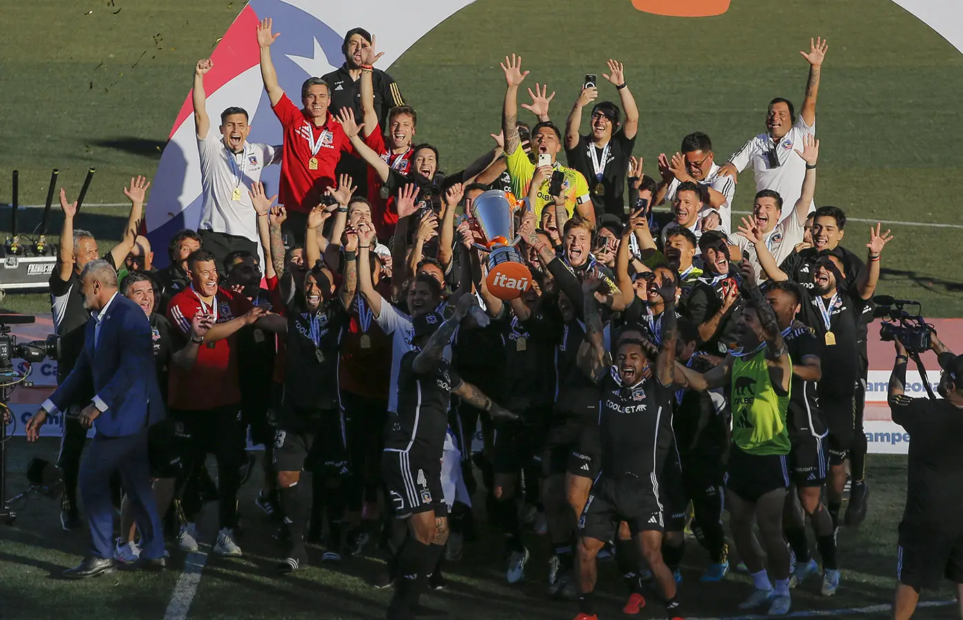 Colo Colo aprovechó el empate de Universidad de Chile ante Everton para asegurar su trigésimo cuarto título nacional