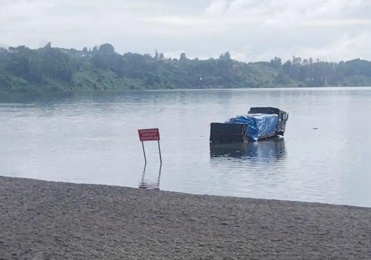 Un nuevo accidente de tránsito conmociona a la región de Los Lagos. Un camión se precipitó al Lago Llanquihue tras colisionar con otro vehículo, dejando a varias personas lesionadas. Las autoridades investigan las causas de este lamentable suceso.