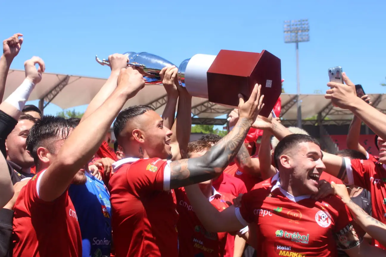 Malleco Unido celebra ascenso a la Tercera División A tras vencer a Naval