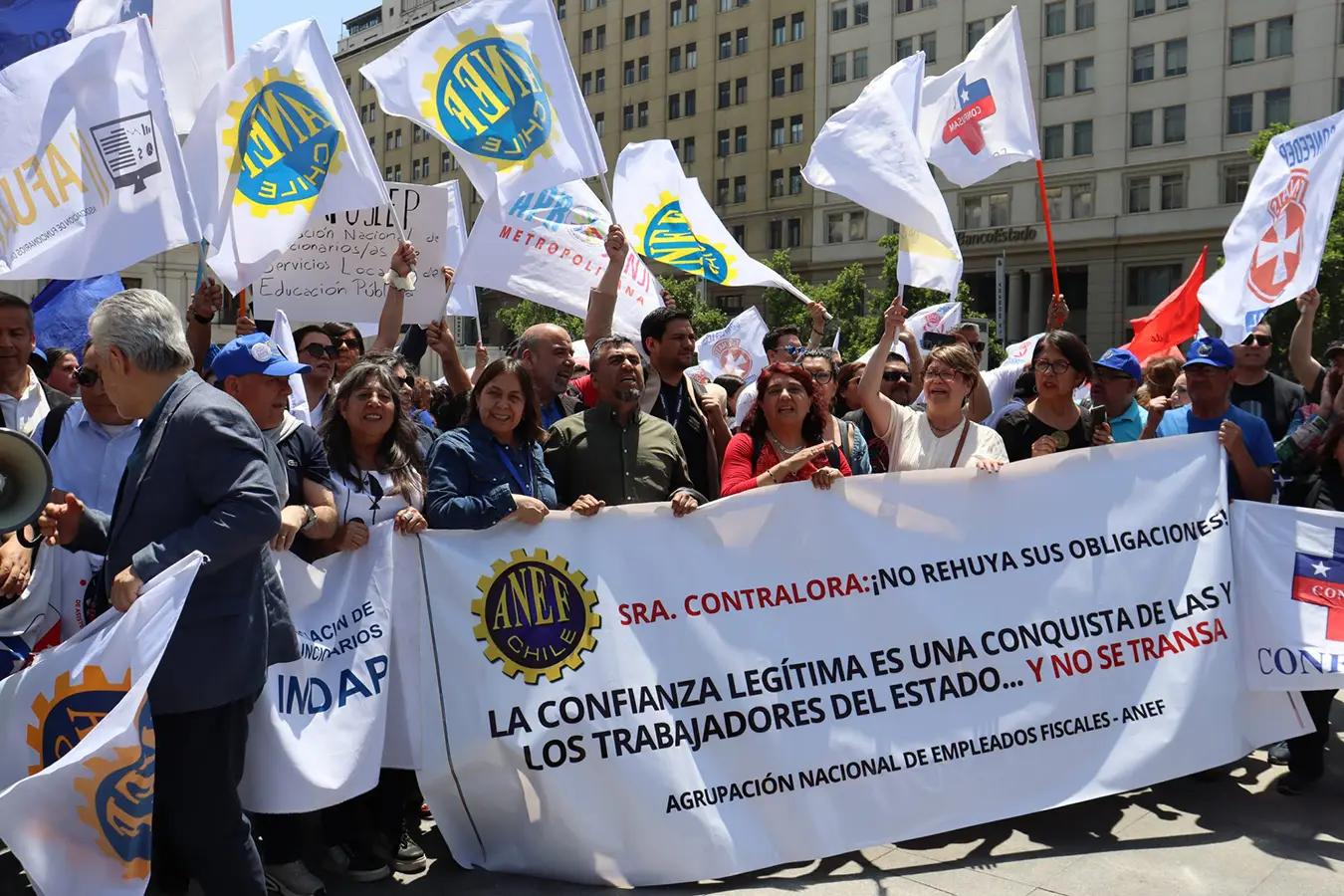 Los funcionarios municipales de Pucón se sumarán al paro nacional este jueves 28 de noviembre, lo que afectará la atención al público y la recolección de basura.
