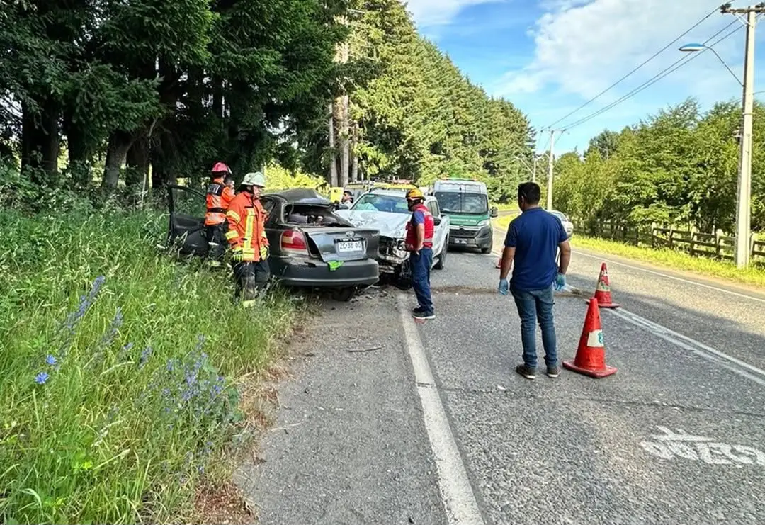 Un fatal accidente en la ruta Villarrica-Pucón, km 8, dejó una persona fallecida tras una colisión entre un auto y una camioneta cerca de las 8:20 hrs.