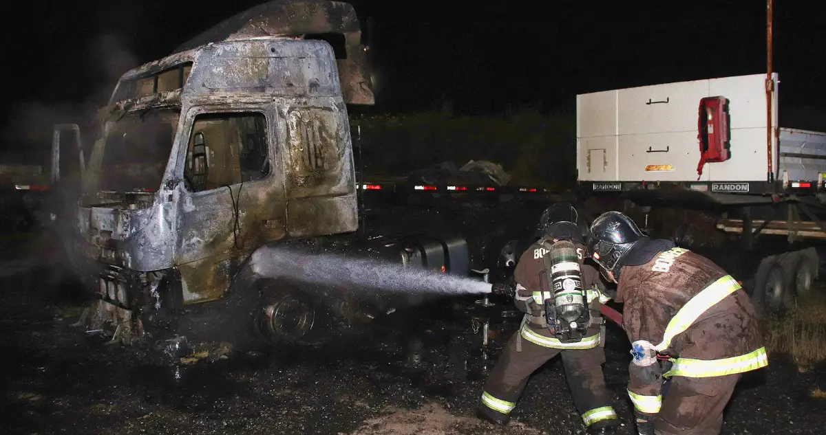 Un ataque incendiario en Metrenco, Padre Las Casas, destruyó seis camiones y un automóvil. Bomberos controlaron la emergencia y la PDI investiga el hecho.