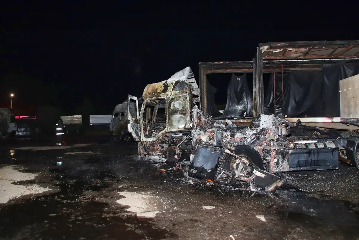 WAM se adjudica ataque incendiario en Metrenco, quemando 6 camiones y un auto. Diputado Schubert critica al gobierno por no reconocer el terrorismo en la Araucanía.