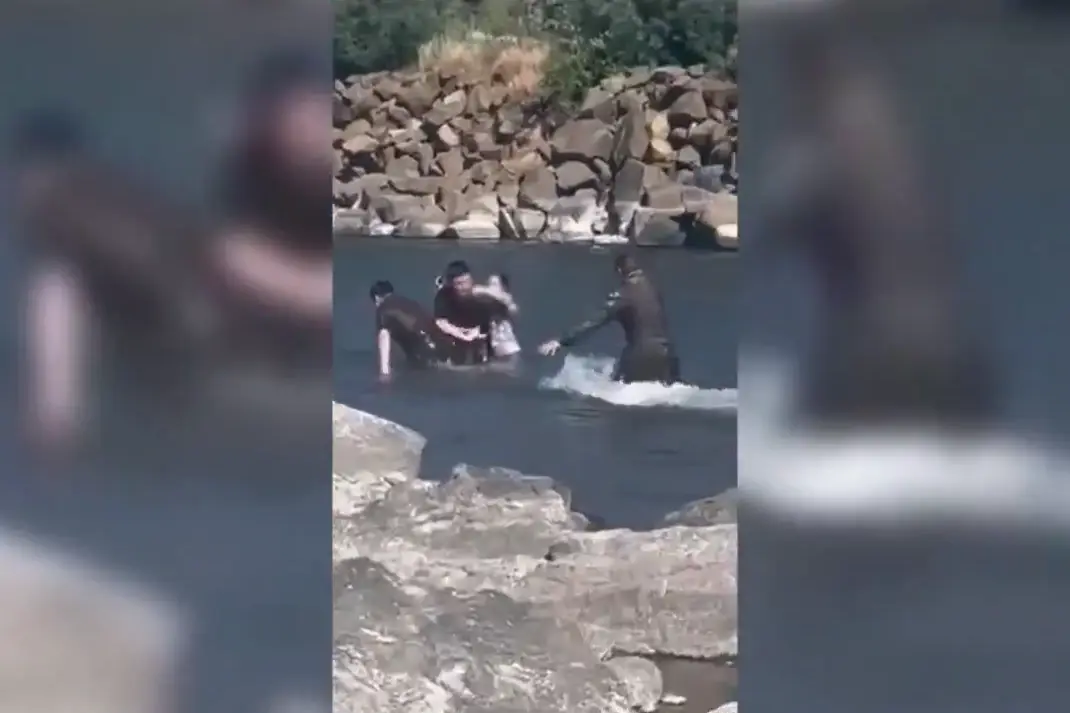 Los uniformados se lanzaron a las aguas del río Cautín tras escuchar sus gritos de auxilio. La menor se encuentra en buen estado.