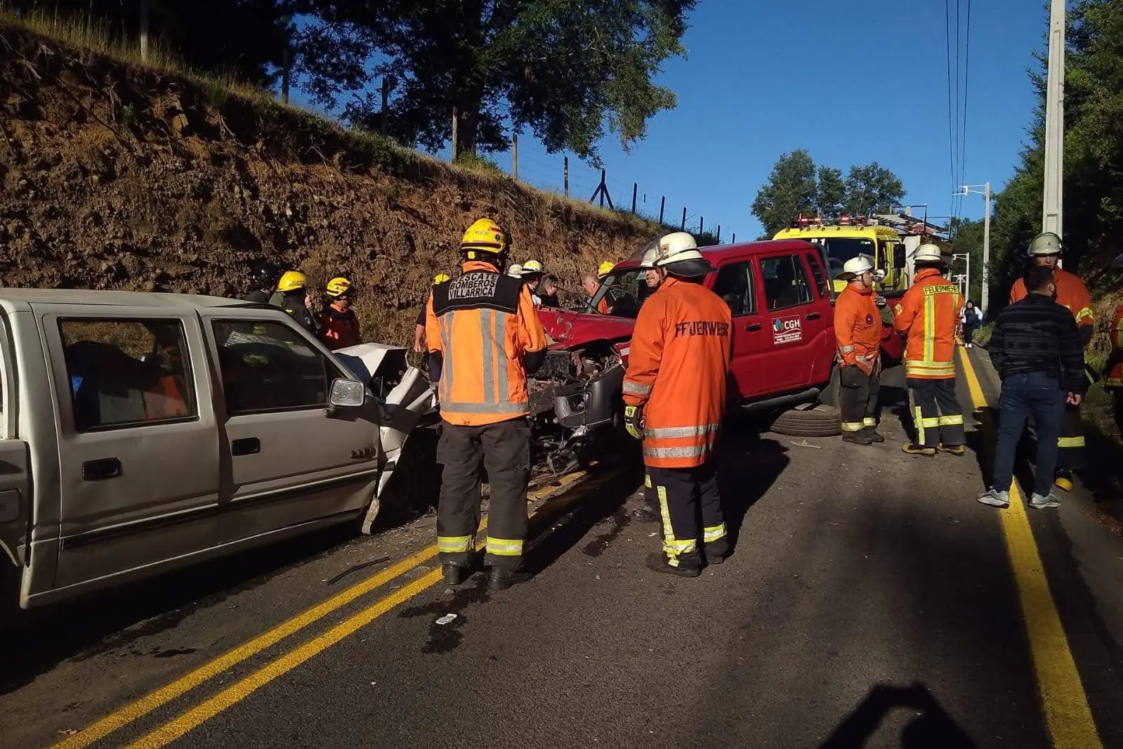 Grave accidente en ruta Villarrica-Pucón, sector Cruz Blanca, deja un fallecido tras colisión frontal entre dos camionetas. Tránsito suspendido.