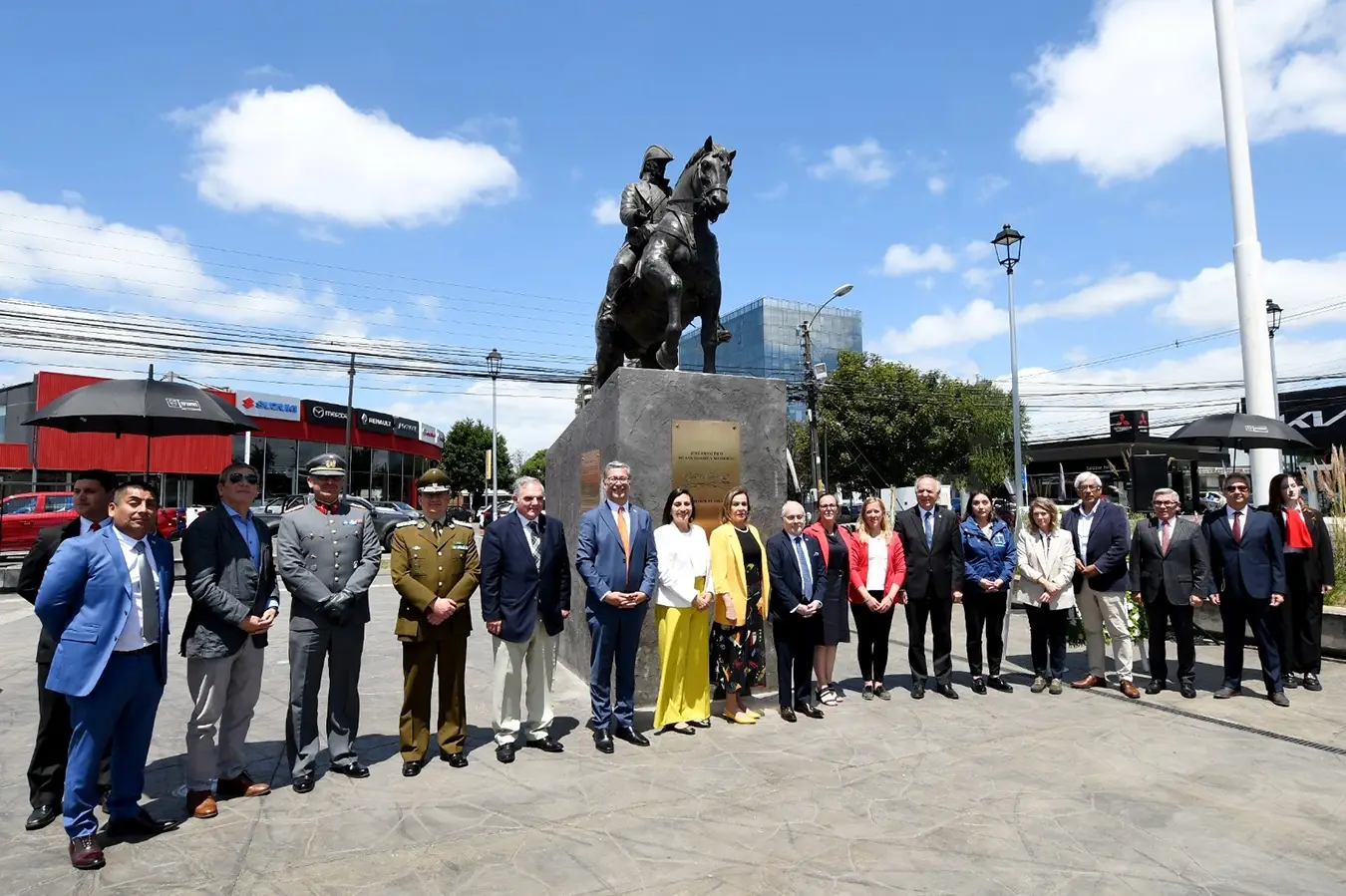 Temuco ha inaugurado un nuevo monumento en honor a José de San Martín, donado por la Universidad Autónoma de Chile. Esta iniciativa busca fortalecer los lazos entre Chile y Argentina y reconocer la figura del Libertador en la historia de ambos países. El monumento, ubicado en la Plaza de las Banderas, se suma a otros homenajes realizados por la universidad a héroes nacionales.