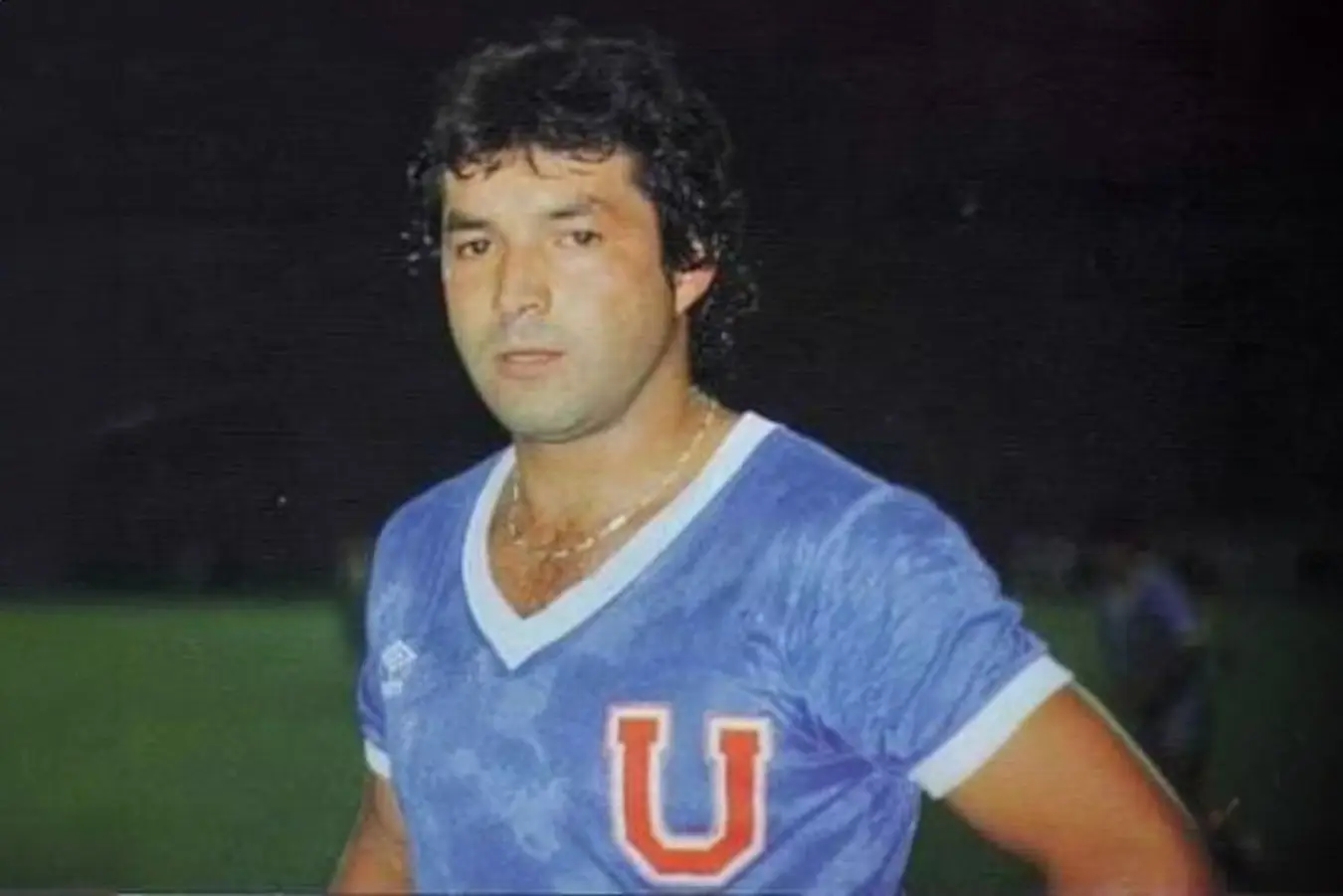 El fútbol chileno está de luto tras el fallecimiento de Sandrino Castec, histórico delantero de Universidad de Chile. El "Bombardero Azul" falleció a los 64 años tras complicaciones de salud