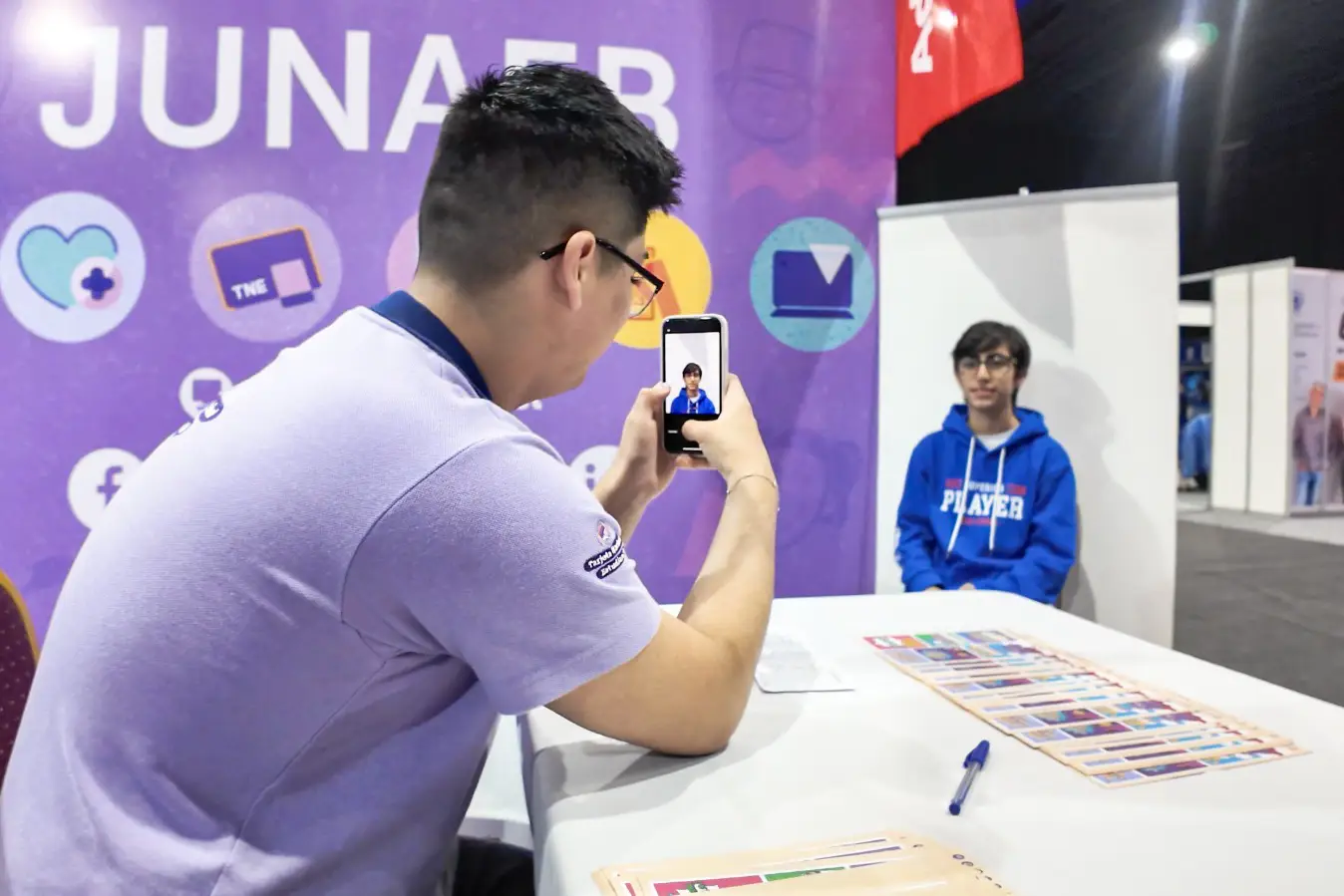 Junaeb lanza campaña temprana para captura de foto TNE online. Estudiantes de Educación Superior pueden realizar el trámite desde sus dispositivos.