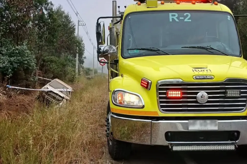 Accidente en Freire: vehículo cae a zanja en ruta a Barros Arana, km 14, dejando dos lesionados. Bomberos realizó el rescate
