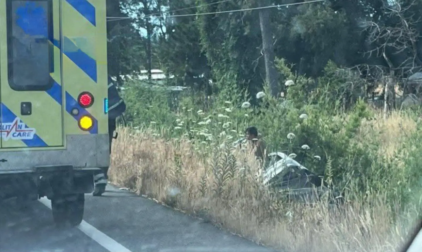 Accidente en ruta Villarrica Freire, sector Eltume: vehículo cae a zanja en ruta a Freire. Se investigan las causas.