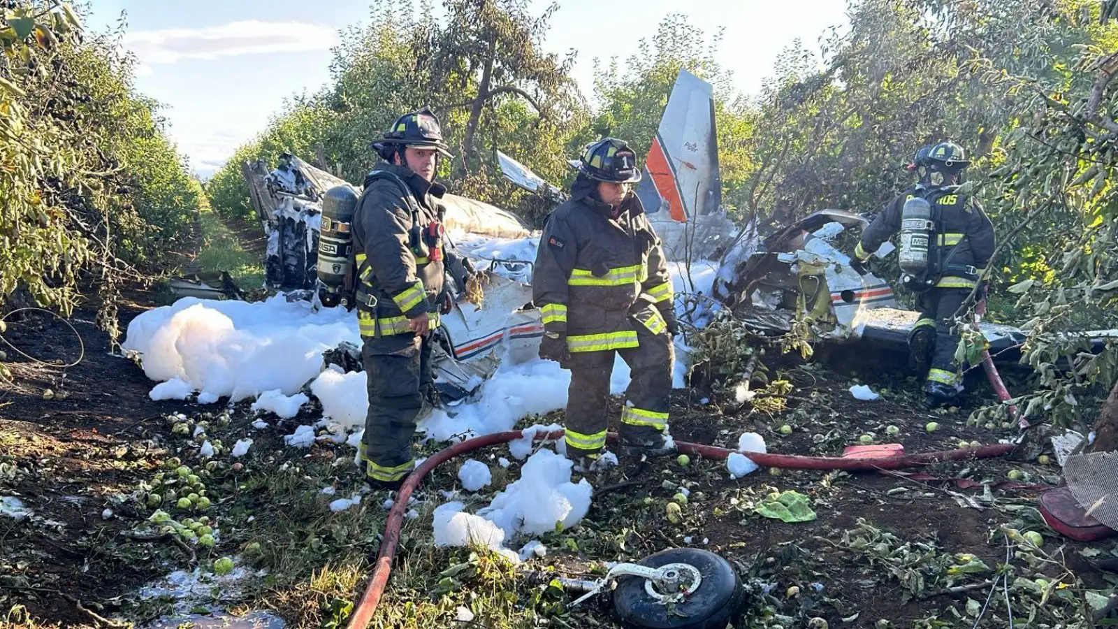 ripulantes de avioneta que capotó en Freire rumbo a Villarrica están fuera de riesgo vital. DGAC investiga las causas del accidente.
