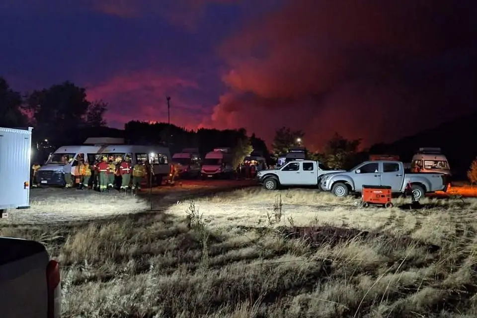 Tragedia en Los Sauces: Tres brigadistas fallecieron combatiendo un voraz incendio forestal. El incendio forestal Los Sauces ha consumido más de 800 hectáreas. Una mujer detenida.