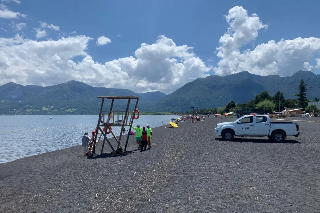 Equipos de rescate buscan a una mujer desaparecida en el Lago Villarrica. Hasta ahora, solo se han encontrado algunas pertenencias.