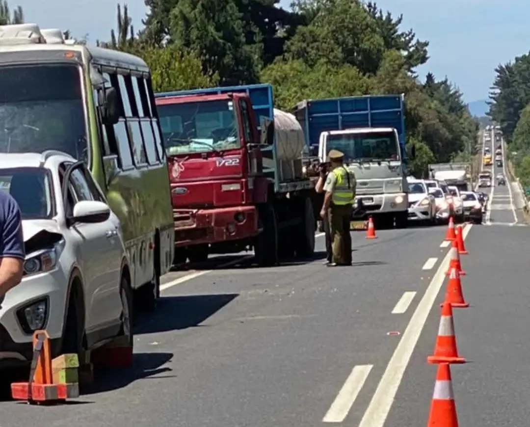 Grave colisión con un bus involucrado en Villarrica Freire movilizó a Bomberos, SAMU y Carabineros al sector de Allipén. Detalles del accidente bus Villarrica Freire.