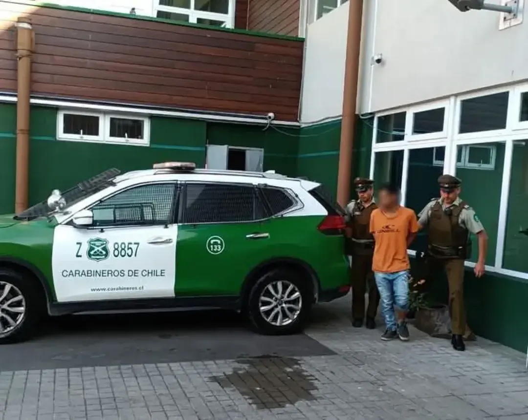 Detienen a "El Cisarro" en Villarrica tras robo con intimidación. El delincuente suma 79 arrestos previos. Enfrenta cargos graves.