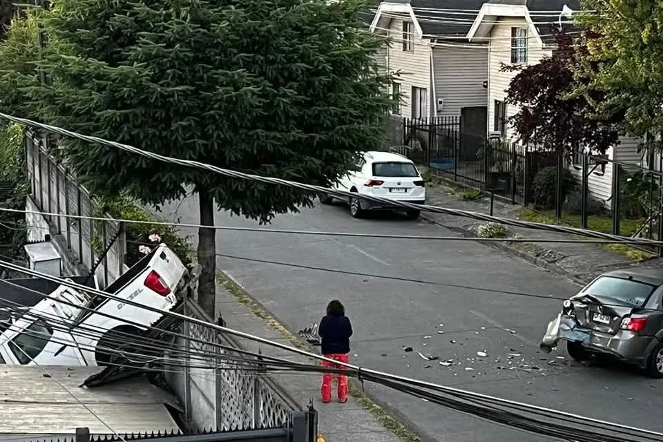 Impactante accidente en Villarrica, sector Alto Quillayes: Un vehículo chocó contra un cerco y quedó a centímetros de una vivienda.