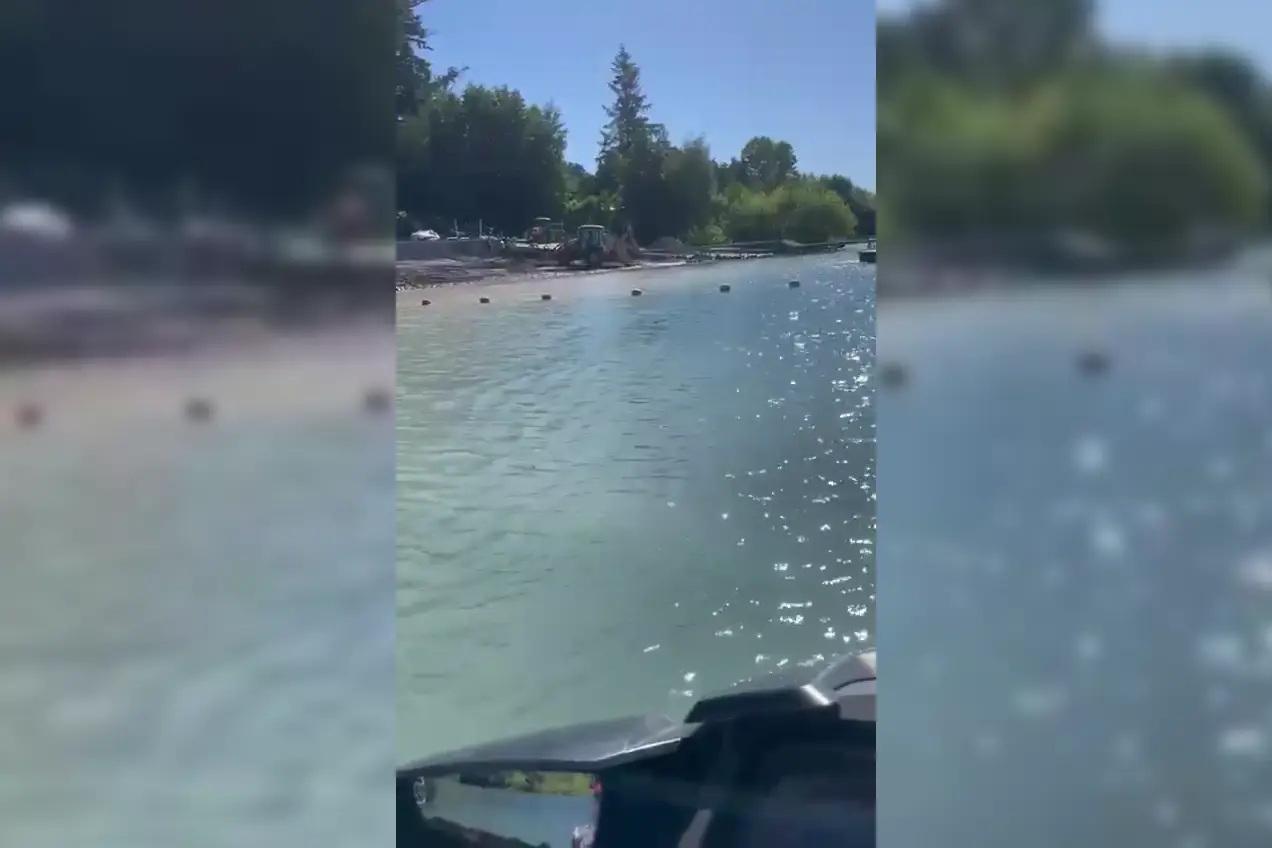 Alarma en Villarrica: Retroexcavadora vierte cemento al lago Villarrica en sector proyecto Rakun, km 3.5 camino a Pucón.