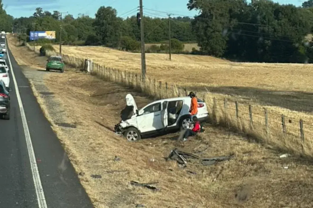 Accidente en ruta Freire Villarrica, sector Coipue, paradero 20: Dos autos colisionaron, causando congestión y cortes en la vía.