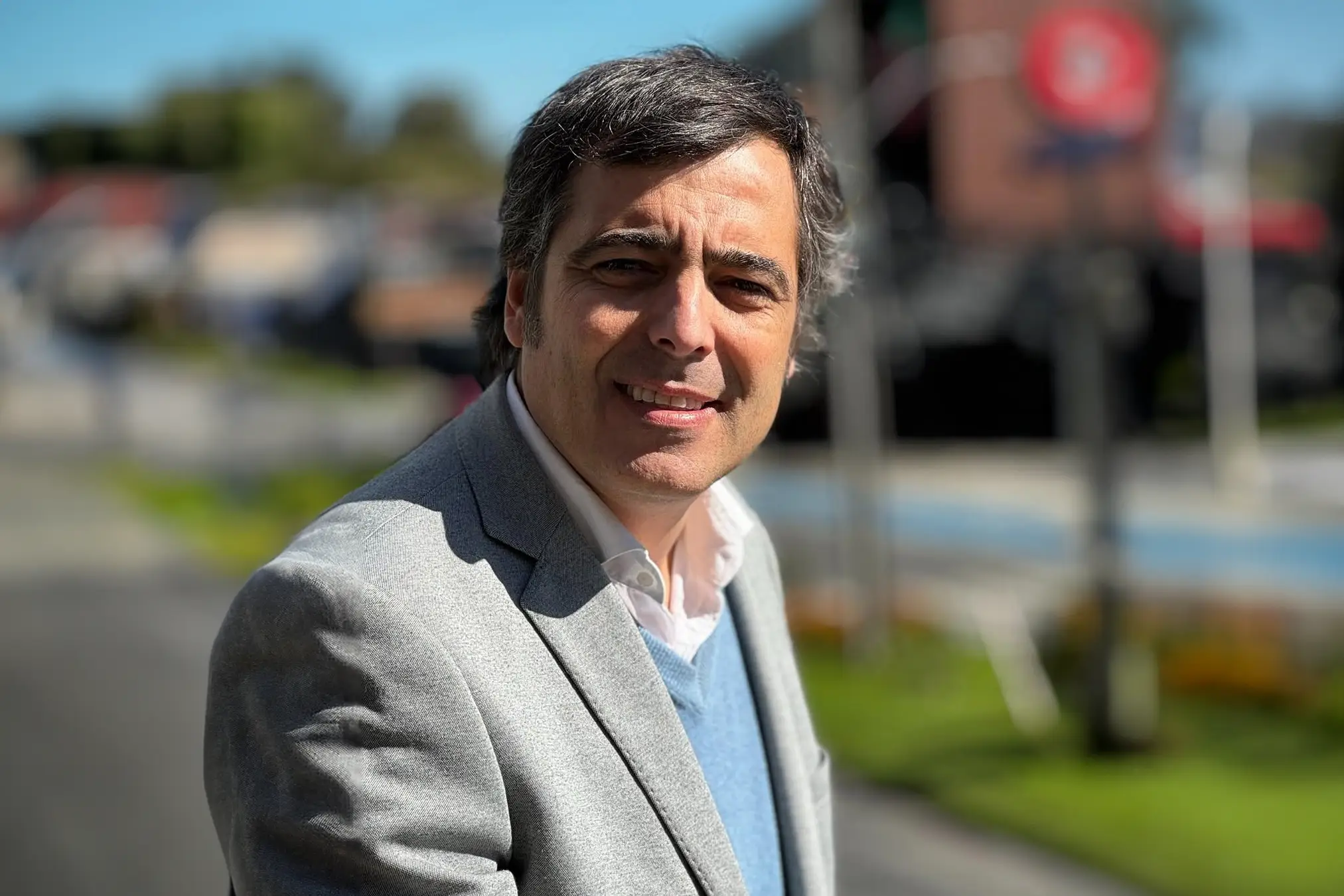 Alcalde de Pucón, Sebastián Álvarez, pide cautela en proyecto de doble vía Villarrica-Freire-Pucón y exige accesos alternativos para evitar colapso vial.