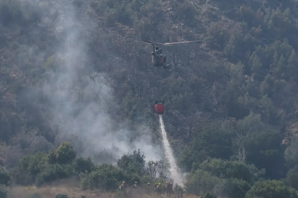 Tránsito suspendido en Complejo Mamuil Malal por incendios forestales en Argentina