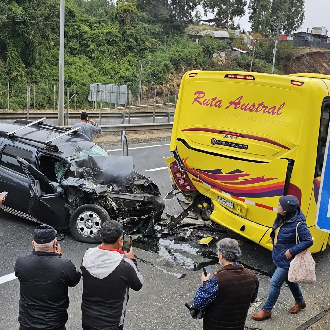 Accidente de tránsito en Ruta 5 Sur, km 681, involucra bus intercomunal y vehículo menor. Personas atrapadas y equipos de emergencia en el lugar